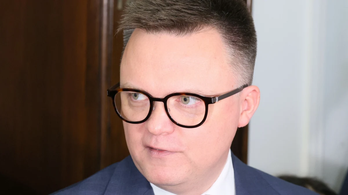 "To, co dziś się wydarzyło, rozdziera mi serce" - tak Szymon Hołownia skomentował rozłam w Polsce 2050 i stworzenie przez kilkunastu parlamentarzystów osobnego klubu parlamentarnego. Były marszałek Sejmu ostro skomentował postawę Pauliny Hennig-Kloski i Ryszarda Petru.