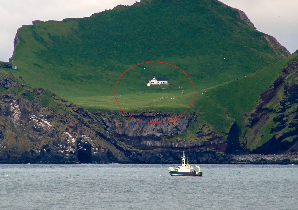 Marzysz o ucieczce od zgiełku miasta i sąsiadów za ścianą? Poznaj niezwykłą historię najbardziej samotnego domu świata, stojącego na malowniczej, zielonej wyspie Elliðaey, nieopodal islandzkiego wybrzeża. 