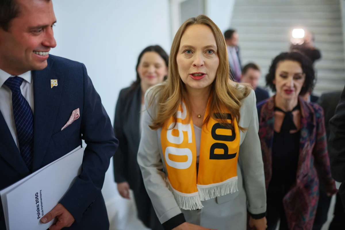 "Egzamin z demokracji nie polega na tym, żeby w wyborach wystartować, a zaakceptować wybór demokratycznej większości. Część z naszych posłanek i posłów nie zdało tego egzaminu (…). Zdezerterowali (...). Wycofujemy rekomendacje na ministrów dla osób, które odeszły z Polski 2050. Niech idą teraz do KO i pytają się, jaka jest przyszłość ich stanowisk" - powiedziała Katarzyna Pełczyńska-Nałęcz, komentując prawdziwe polityczne trzęsienie ziemi, do którego doszło dzisiaj w Polsce 2050 Szymona Hołowni. Odpowiedziała też na pytanie, czy odpuszcza tekę wicepremiera.