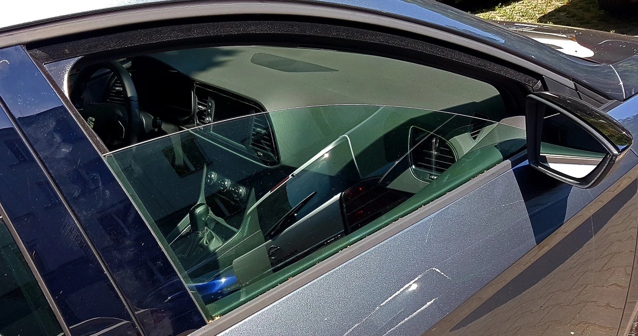 Mandat za niedomkniętą szybę to nie żart. Kierowca nie miał powodu do śmiechu