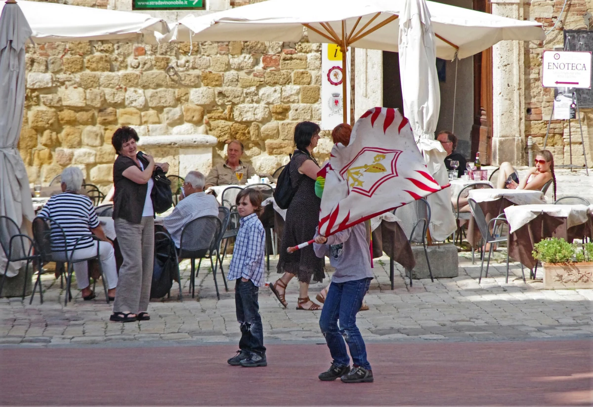 Planując urlop, często skupiamy się na pogodzie, atrakcjach turystycznych czy cenach. Tymczasem to atmosfera i otwartość mieszkańców potrafią przesądzić o tym, czy wyjazd zapamiętamy na długo. W najnowszej edycji prestiżowego plebiscytu "Traveller Review Awards" za najbardziej gościnne miasto świata uznano włoskie miasteczko w Toskanii. 