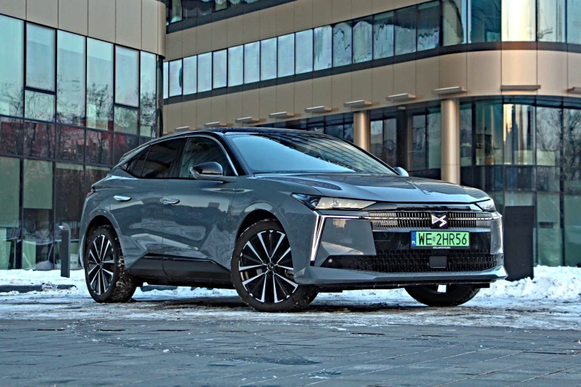 DS No4 E-Tense to oryginalny kompakt, ale w trasie daleko nim nie zajedziesz