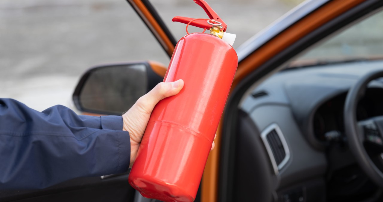 Dalej kupujesz gaśnicę do auta w markecie? Ekspert odradza i wyjaśnia