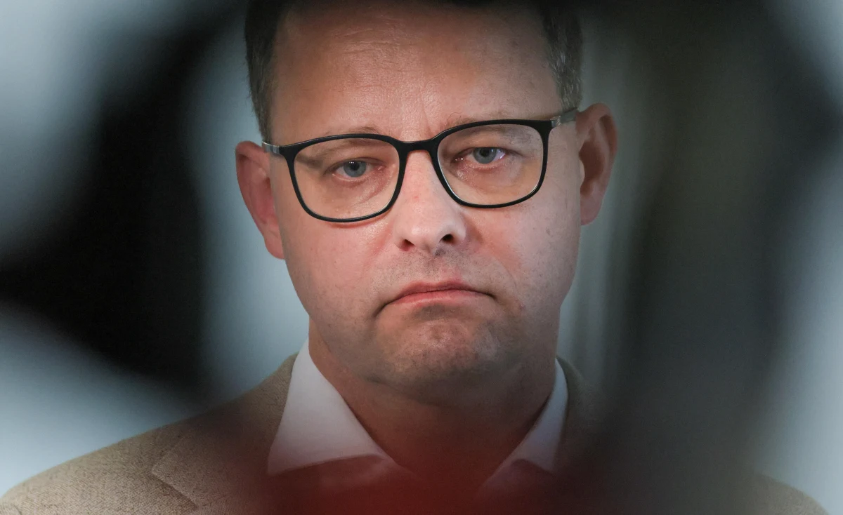 Poseł Prawa i Sprawiedliwości Marcin Romanowski zareagował na decyzję o ponownym wydaniu wobec niego Europejskiego Nakazu Aresztowania. "Ponowny ENA na podstawie tych samych dowodów i okoliczności, w realiach jawnych represji politycznych i manipulacji składem orzekającym to oczywiste bezprawie" - napisał w mediach społecznościowych były wiceminister sprawiedliwości. 