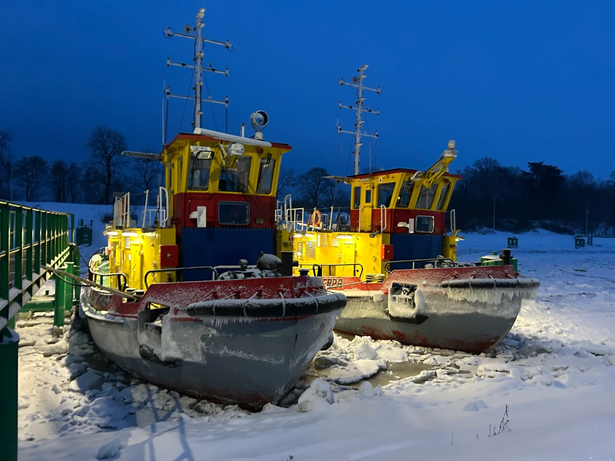 "Każde uderzenie w krę się odczuwa, ale ta jednostka jest na to przygotowana. Po to była zbudowana, żeby tę ciężką pracę wykonywać" - przyznaje RMF FM Józef Rożyński, sternik lodołamacza Manat. Od dwóch tygodni tego typu jednostki pracują na Wiśle, krusząc lód i udrażniając jej ujście do Bałtyku.