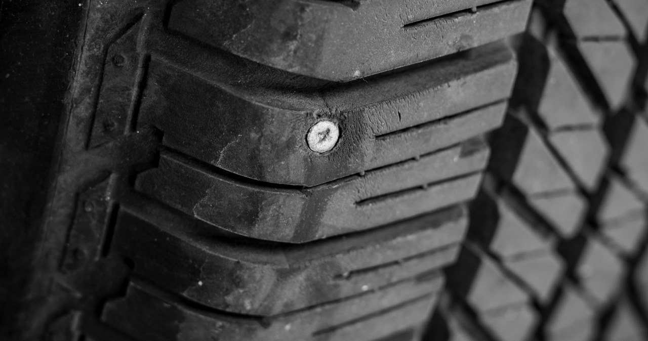 Te ślady na oponie to jasna informacja. Nie wolno ich ignorować