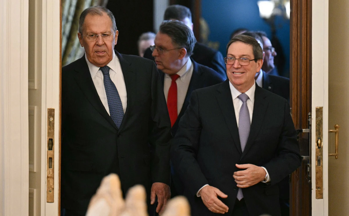 Po tym, jak Stany Zjednoczone odcięły Kubę od dostaw wenezuelskiej ropy naftowej, wyspa pogrąża się w coraz większym kryzysie. Braki paliw, przerwy w dostawach prądu i pogarszające się warunki życia mieszkańców zmusiły władze w Hawanie do szukania pomocy za granicą. Czy jednak Rosja jest dobrym kierunkiem?