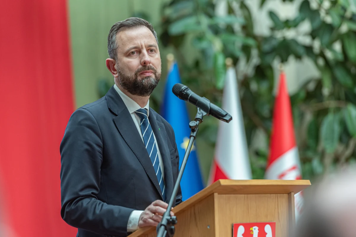 W Senacie trwa gorąca debata nad ustawą wdrażającą unijny mechanizm SAFE, który ma zapewnić Polsce miliardy złotych na modernizację armii i inwestycje w bezpieczeństwo. Minister obrony narodowej Władysław Kosiniak-Kamysz zaapelował do senatorów o ponadpartyjne poparcie, podkreślając, że środki z programu nie obciążą budżetu MON. "Nie mamy czasu do stracenia" - podkreślił szef MON. 