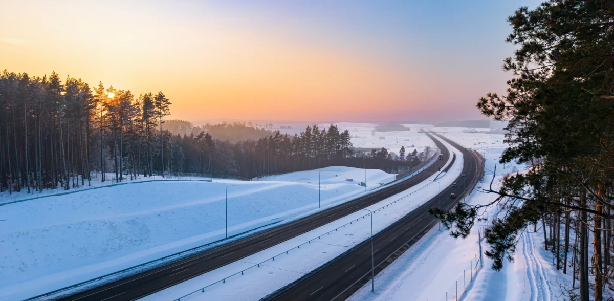 Na nowym odcinku Obwodnicy Metropolii Trójmiejskiej między Żukowem a węzłem Gdańsk Południe pojawiły się wybrzuszenia i pofałdowania nawierzchni. W dwóch miejscach wprowadzono awaryjne zamknięcia pasów. "Czekamy na plan naprawczy i ustalenie, dlaczego doszło do tych uszkodzeń. My oczywiście też przeprowadzimy badania w swoim zakresie" - mówi RMF FM Mateusz Brożyna z gdańskiego oddziału Generalnej Dyrekcji Dróg Krajowych i Autostrad.
