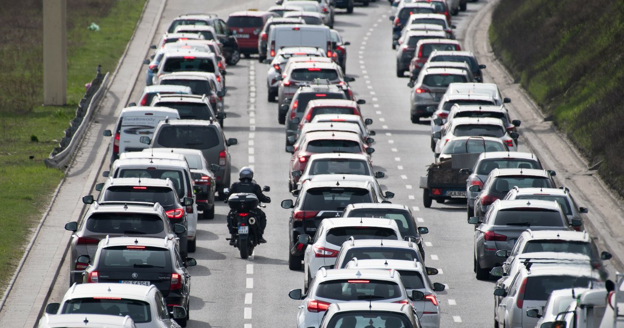 Śmieje się z aut, bo zna przepisy. Za przejechanie 100 km płaci 15 zł