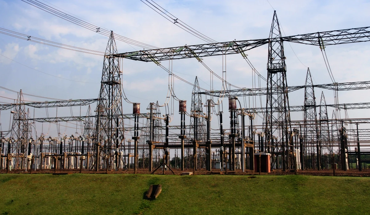 Zasilanie zaczęło wracać do stolicy Paragwaju - Asuncion, po tym jak niektóre kluczowe linie przesyłowe zostały odłączone, co spowodowało przerwy w dostawie prądu w dużej części kraju Ameryki Południowej - poinformowała w środę wieczorem agencja Reutera. 