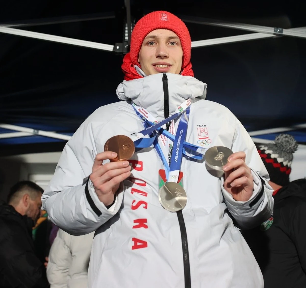 ​Potrójny medalista zimowych igrzysk olimpijskich we Włoszech w skokach narciarskich Kacper Tomasiak powrócił do rodzinnej Bystrej, gdzie w środę został uroczyście powitany przez władze miejscowego klubu LKS Klimczok, przedstawicieli samorządu i kibiców. "Chciałbym podziękować, że przyszliście, mimo mrozu. Bardzo dużo to dla mnie znaczy. Dziękuję" - powiedział grupie blisko 300 kibiców, którzy przyszli powitać skoczka.