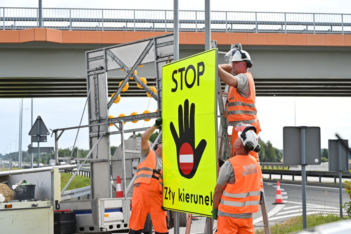 Od dziś wchodzą w życie przepisy dotyczące nowych znaków drogowych i tablic informacyjnych. Zmiany mają na celu poprawę bezpieczeństwa i przejrzystości przepisów. Sprawdź, na co powinni zwrócić uwagę kierowcy i jakie nowości czekają na użytkowników dróg.