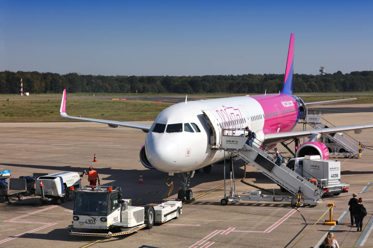 Węgierska linia lotnicza Wizz Air ogłosiła uruchomienie dwóch nowych, bezpośrednich połączeń z Polski na lato 2026 roku. Już w lipcu pasażerowie będą mogli polecieć z lotniska Warszawa–Radom do bułgarskiego Burgas oraz z Katowic do włoskiego Comiso na Sycylii. Nowe trasy mają być odpowiedzią na rosnące zainteresowanie tanimi podróżami wakacyjnymi.