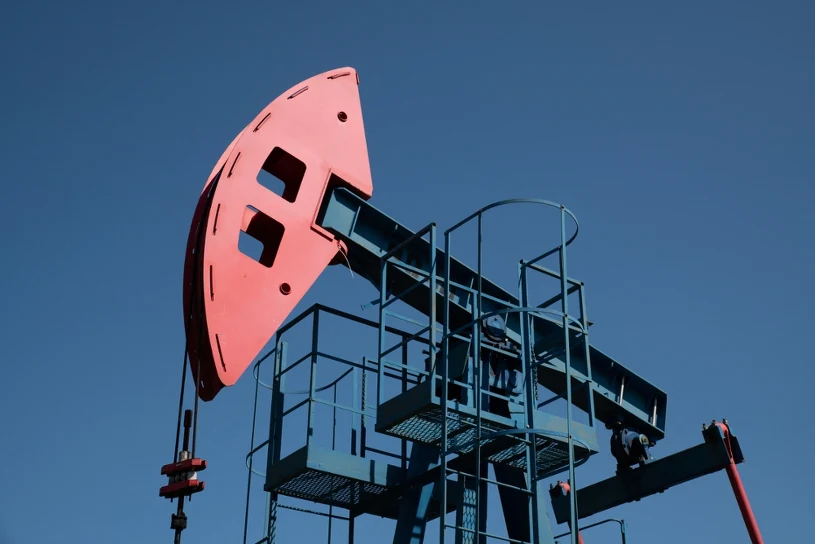 Cena ropy pnie się w górę. Na rynkach rosną obawy przed wojenną zawieruchą