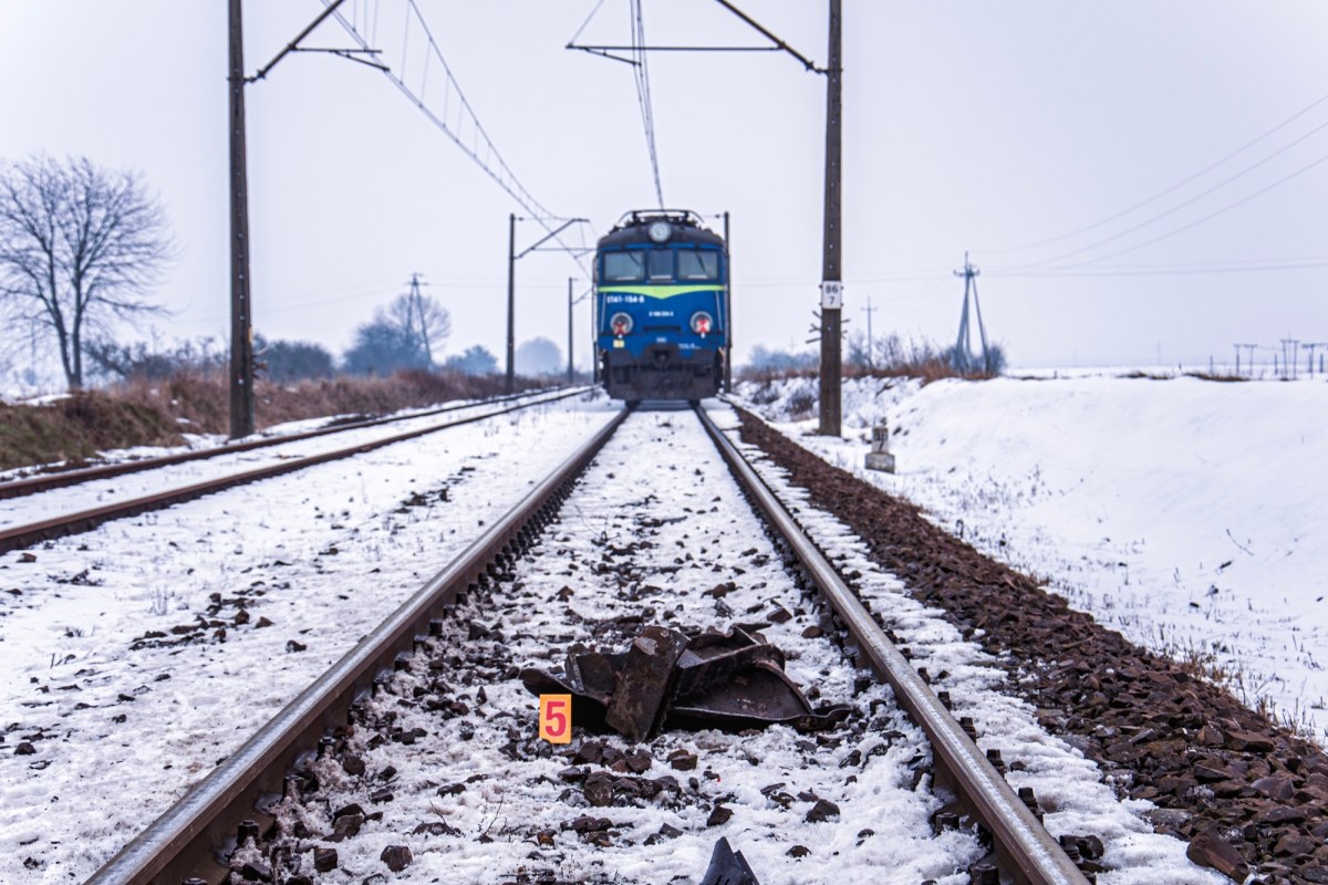 Wjechał autem w pociąg na przejeździe kolejowym