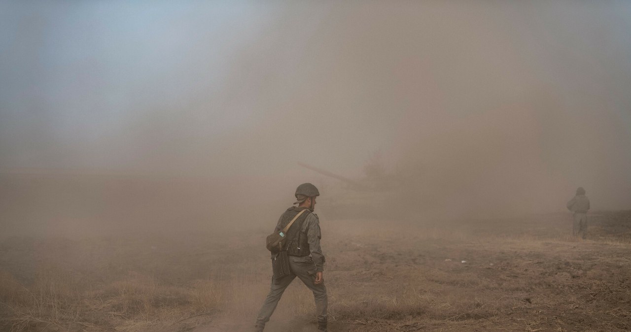 Kusili lukratywnymi posadami, a wysyłali na front. Nowe dane z pola walki