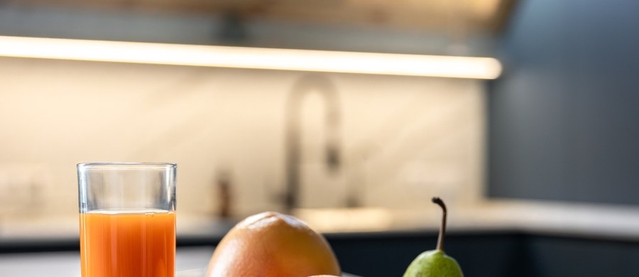 Eksperci dietetyczni od lat podkreślają, że regularne spożywanie 5 porcji owoców i warzyw dziennie jest jednym z najprostszych sposobów na zrównoważenie jadłospisu. Dobrym pomysłem na urozmaicenie diety jest regularne picie soków, które zawierają wiele cennych składników odżywczych. 