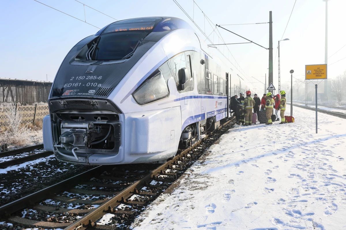 Samochód osobowy uderzył w bok pociągu pasażerskiego na przejeździe kolejowym w Daniszynie (Wielkopolskie). Kierowca nie doznał obrażeń.
