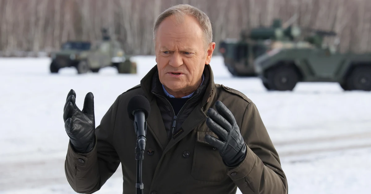 "Proszę natychmiast opuścić Iran" - z takim apelem zwrócił się do Polaków premier Donald Tusk. Słowa te padły na poligonie Wojskowego Instytutu Technicznego Uzbrojenia w Zielonce pod Warszawą, gdzie szef rządu obserwował Otwarte Testy Bezzałogowych Systemów Uzbrojenia.