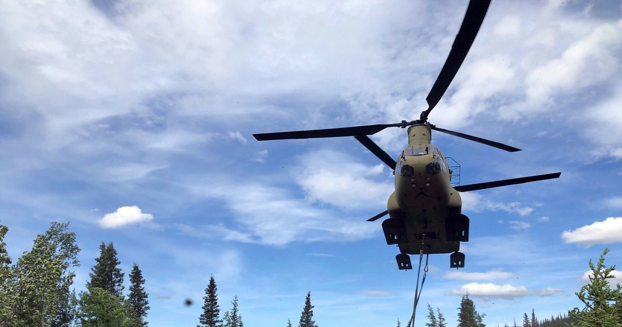 Niezwykła akcja w USA. Wysłali śmigłowce, by zrzucały ładunki do rzek Niezwykła akcja w USA. Wysłali śmigłowce, by zrzucały ładunki do rzek