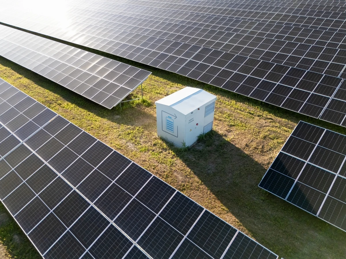 Ponad 8 milionów złotych będzie kosztować farma fotowoltaiczna budowana przy elektrociepłowni w Bielsku-Białej. Obiekt ma być gotowy jeszcze w tym roku. Pozwoli ograniczyć emisję dwutlenku węgla do atmosfery o ponad 2,2 tys. ton rocznie.