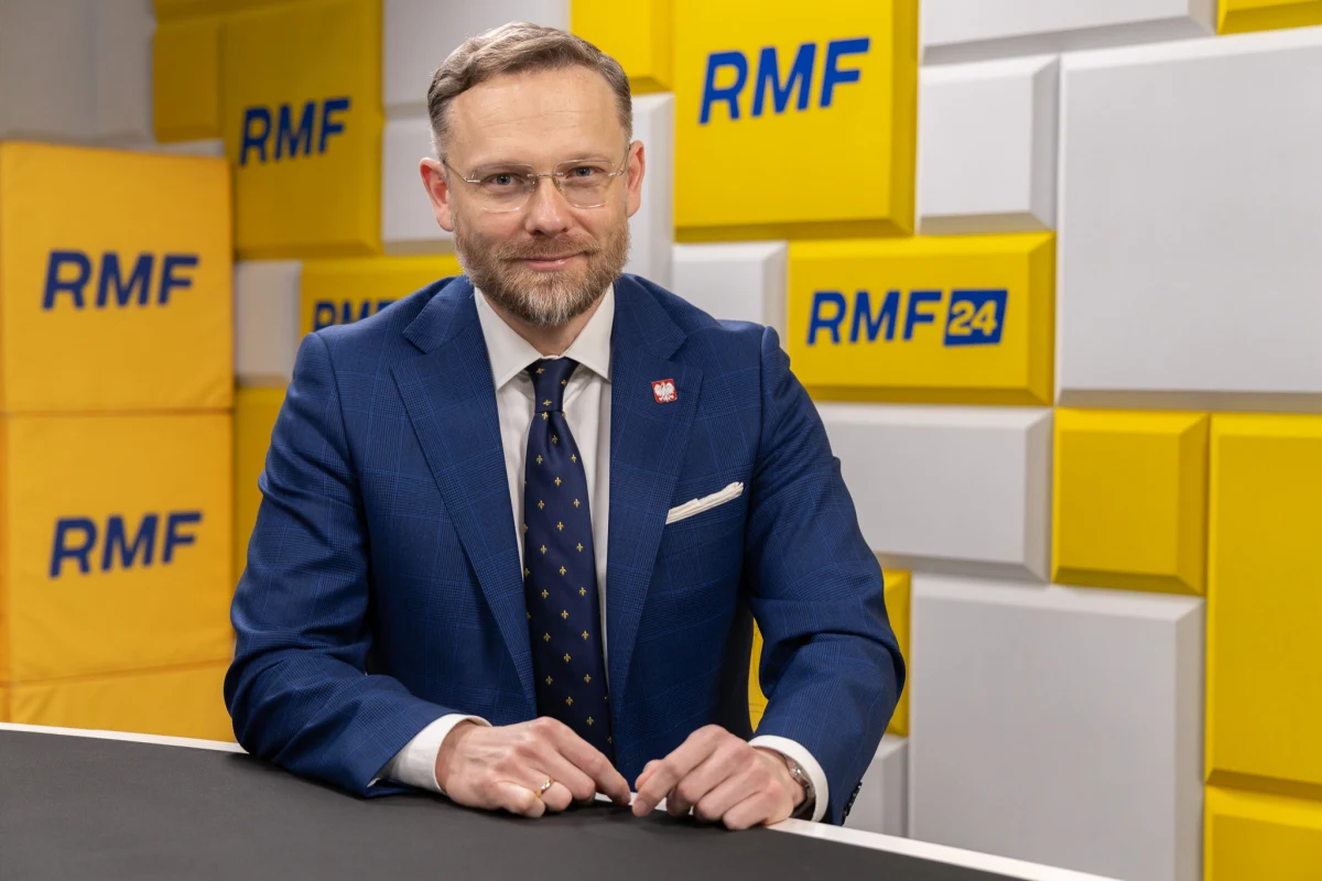 Zbigniewa Boguckiego, szefa kancelarii prezydenta, w Porannej rozmowie w RMF FM zapytamy m.in. o powody rezygnacji Karola Nawrockiego w spotkaniu Rady Pokoju. Skąd taka decyzja głowy państwa? Zamiast prezydenta do Waszyngtonu poleciał Marcin Przydacz. Czy kancelaria uległa presji rządu? Co udało się uzyskać szefowi Biura Polityki Międzynarodowej?