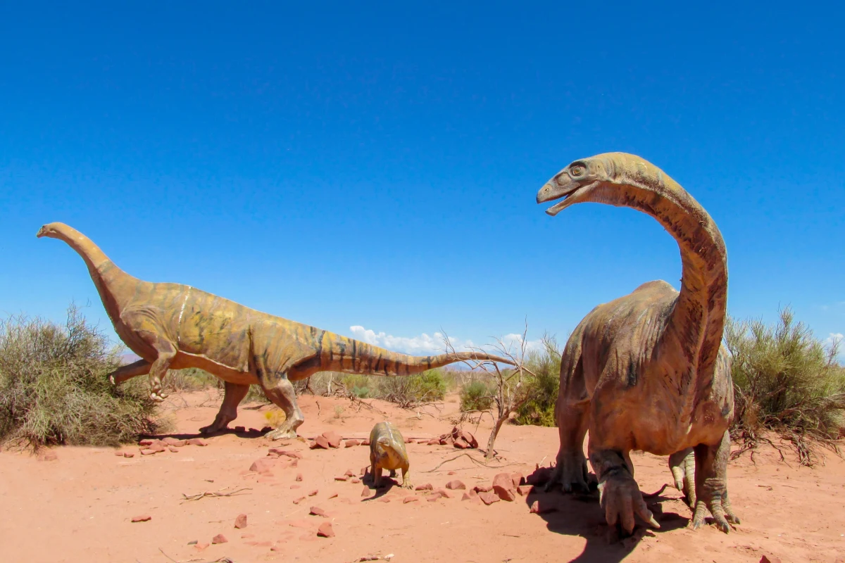 26 lutego obchodzimy Dzień Dinozaura - święto, które przypomina o tych fascynujących stworzeniach zamieszkujących Ziemię w zamierzchłych czasach. Choć dinozaury wyginęły 66 milionów lat temu, ich legenda trwa, inspirując naukowców, artystów i całe pokolenia dzieci.