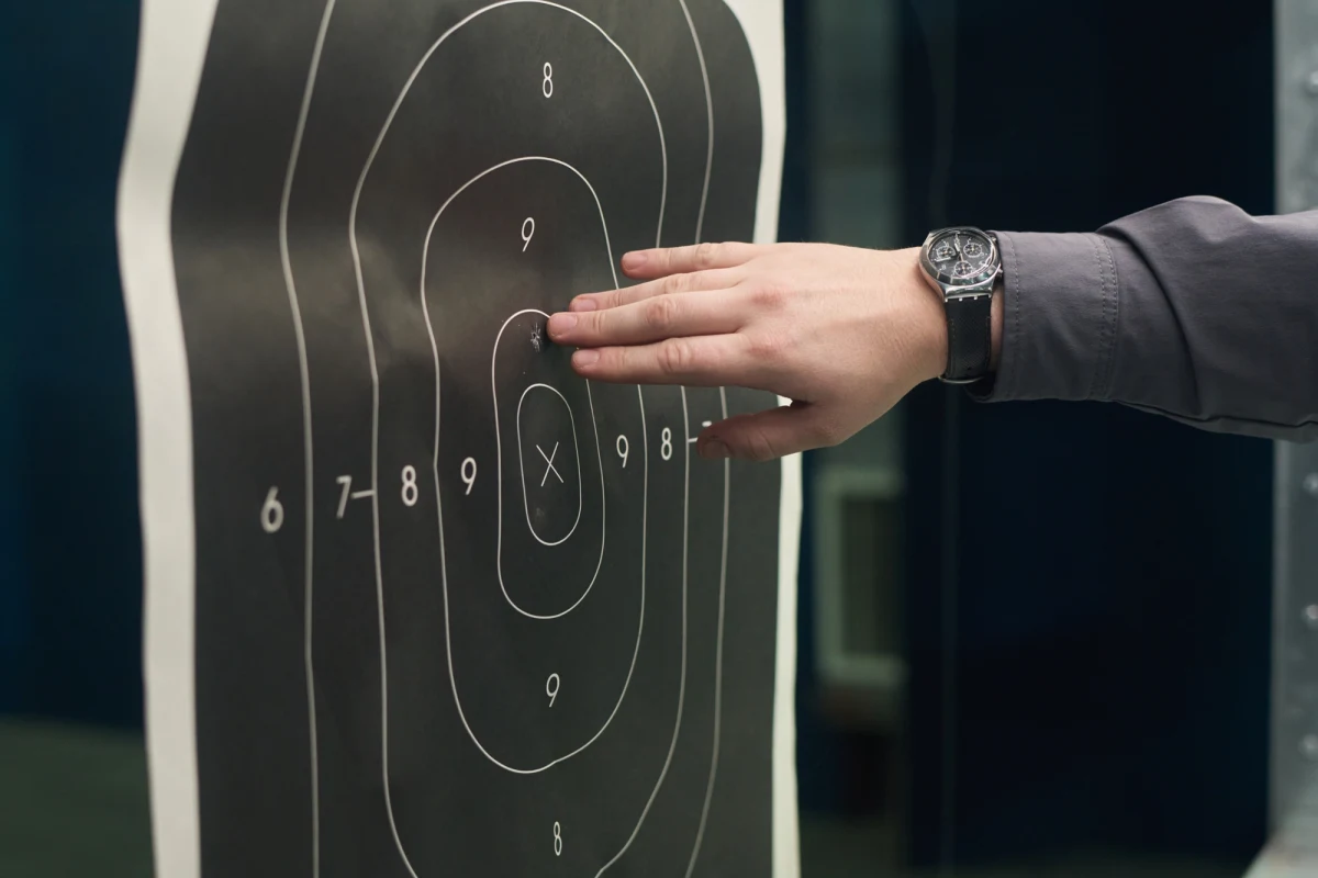 Liczba legalnie posiadanej broni palnej w Polsce po raz pierwszy w historii przekroczyła milion. Tylko w 2025 roku wydano rekordowe 50 tys. pozwoleń. Zainteresowanie bronią rośnie od kilku lat, a liczba pozwoleń jest dziś ponad dwa razy wyższa niż dekadę temu. Skąd ten wzrost i czego obawiają się Polacy?