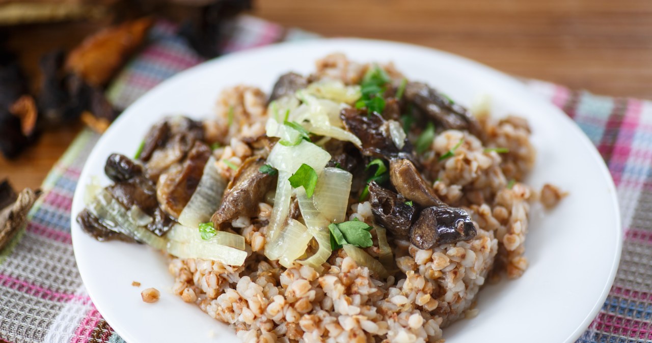 Postna kasza gryczana z cebulą i grzybami. Jesz i patrzysz, jak oponka znika
