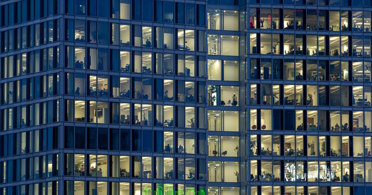 Mają dodatkowe dni wolne i tę samą pensję. Trwa wielkie testowanie