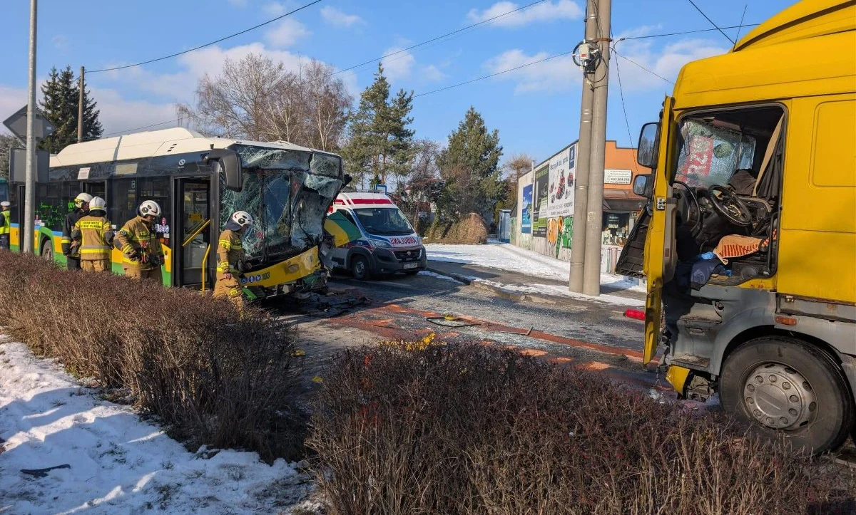 Dziewięć osób zostało rannych w wypadku, do którego doszło w Bełchatowie. Na ul. Czaplinieckiej zderzyło się aż pięć pojazdów: autobus miejski, ciężarówka, dwa samochody osobowe i autobus pracowniczy.