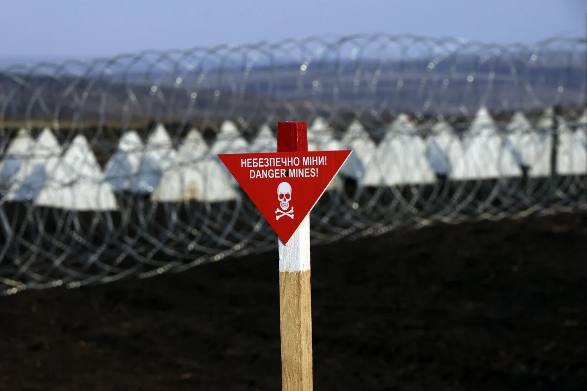 W rozmowie z agencją Reutera premier Donald Tusk zapowiedział, że Polska będzie mogła rozmieścić miny przeciwpiechotne na swojej wschodniej granicy w ciągu 48 godzin od wyjścia z konwencji ottawskiej. Decyzja ta ma związek z rosnącym zagrożeniem ze strony Rosji i realizacją projektu "Tarcza Wschód".