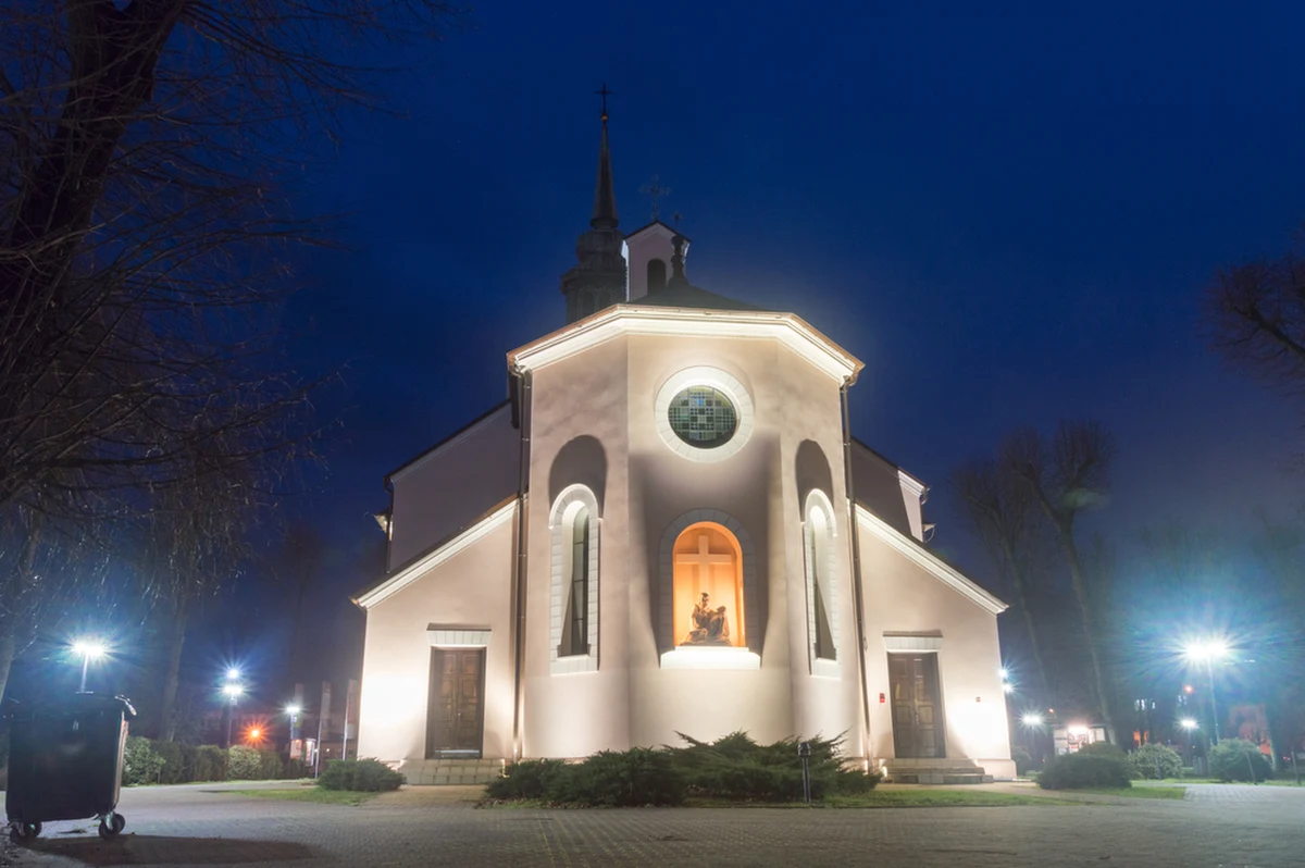 Ksiądz Kazimierz Ch., proboszcz z Kozienic (woj. mazowieckie), został zatrzymany pod zarzutem wyrządzenia parafii szkody majątkowej w wysokości 2,7 mln zł oraz oszukania kilkudziesięciu parafian, od których pożyczył blisko 1,6 mln zł na rzekome inwestycje. Duchownemu grozi do 10 lat więzienia.