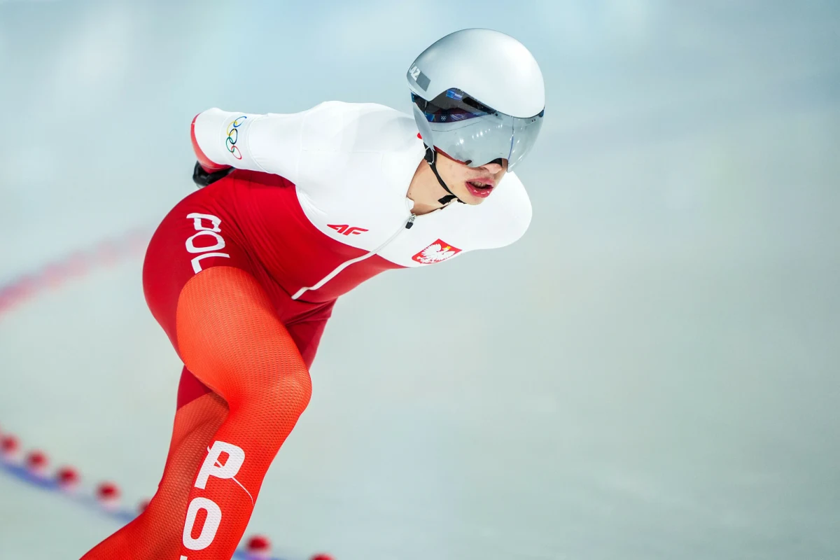 Chińczyk Zhongyan Ning sięgnął po złoto w łyżwiarskim biegu na 1500 metrów podczas zimowych igrzysk olimpijskich w Mediolanie. Reprezentant Polski Władimir Semirunnij uplasował się na dziesiątej pozycji, a rywalizacja obfitowała w emocje i niespodzianki - faworyt Jordan Stolz musiał zadowolić się srebrnym medalem, a podium uzupełnił Holender Kjeld Nuis.