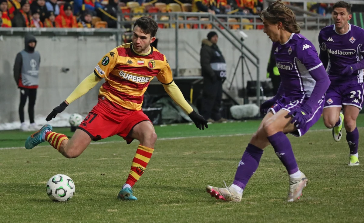 Jagiellonia Białystok okazała się słabsza od włoskiej Fiorentiny w czwartkowym meczu barażowym o awans do 1/8 finału piłkarskiej Ligi Konferencji. Białostocczanie przegrali u siebie 0:3 (0:0). Rewanż za tydzień we Florencji.