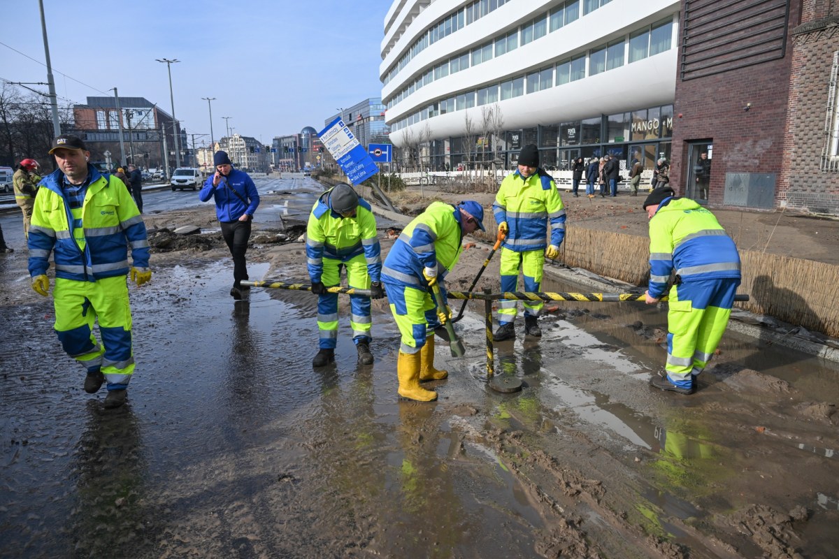 Wrocław po wielkiej awarii wodociągowej. Ulica Traugutta przejezdna, ale są utrudnienia