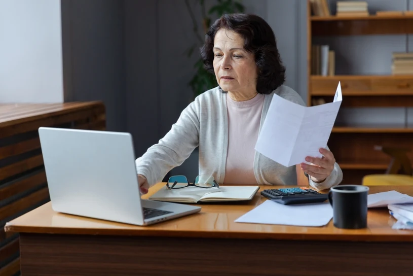 Konto po zmarłym małżonku. Jak wypłacić z niego pieniądze?