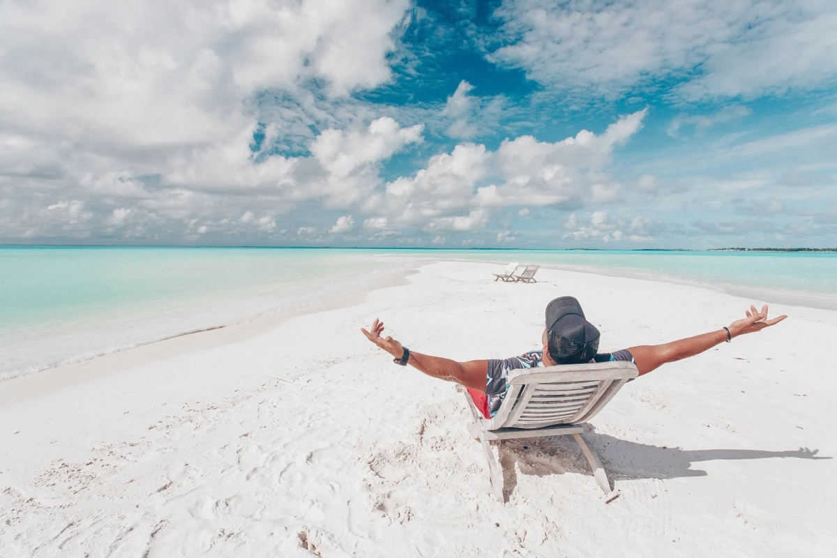 Ponad milion złotych musieli zwrócić w 2025 roku mieszkańcy woj. lubuskiego, którzy niewłaściwie korzystali ze zwolnienia lekarskiego albo otrzymali je, choć było do tego wskazań medycznych. Chodzi m.in. o osoby, które w czasie L4 wyjechały na wakacje, jak mężczyzna, którego zdjęcia z Zanzibaru otrzymał Zakład Ubezpieczeń Społecznych. 