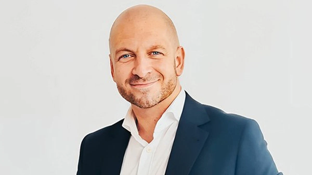 Wpisując w wyszukiwarkę nazwę firmy finansowej, wiele osób chce upewnić się, że podejmuje dobrą decyzję. W sytuacji zadłużenia nie chodzi wyłącznie o liczby. Chodzi o spokój w domu, bezpieczeństwo rodziny i poczucie kontroli nad przyszłością.