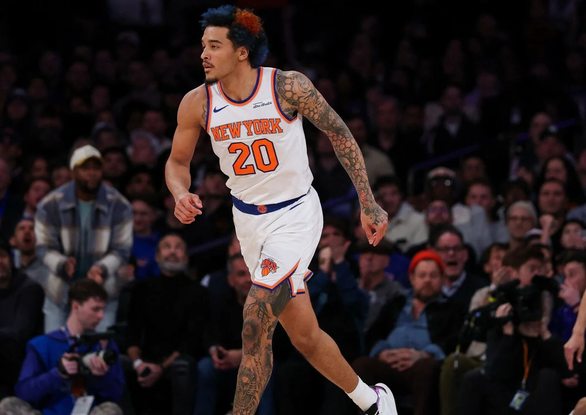 Jeremy Sochan po raz pierwszy wystąpił w barwach New York Knicks. Polski koszykarz, który niedawno rozstał się z San Antonio Spurs, zadebiutował w czwartkowym meczu NBA przeciwko Detroit Pistons. Mimo dobrej postawy Sochana, Knicks przegrali 111:126.