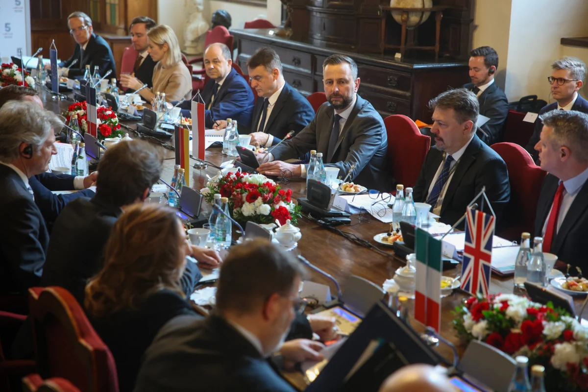 Na dziedzińcu Collegium Maius w Krakowie rozpoczęło się w piątek międzynarodowe spotkanie ministrów obrony w formacie Grupy E5. Jak relacjonuje reporter RMF FM Marcin Buczek, oficjalne powitanie odbyło się przy wojskowej asyście, po czym uczestnicy przeszli do sali obrad, gdzie za zamkniętymi drzwiami omawiają kwestie bezpieczeństwa Europy oraz dalszego wsparcia dla Ukrainy.