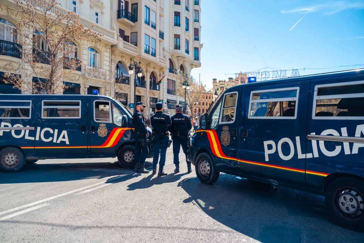 W Palma de Mallorca prowadzone jest śledztwo ws. śmierci 47-latka, który wczoraj został porażony paralizatorem przez policję. Radio Cadena SER podaje, że mężczyzna to Polak. Troje dzieci 47-latka musiało uciekać z mieszkania, bo - według mediów - mężczyzna był wzburzony i demolował pomieszczenie.  