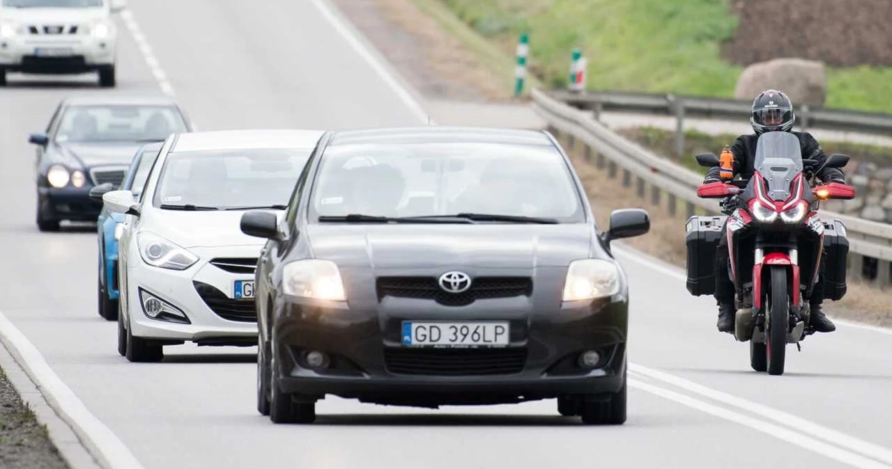 Wyprzedzanie przy linii ciągłej jest legalne. Mandaty dostaje się za co innego