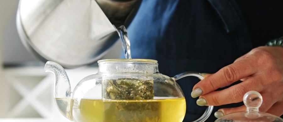 Trwa sezon na wzmacnianie odporności i walkę z objawami przeziębienia. Jednym ze sposobów jest rozgrzewająca herbatka. Owocowe, imbirowe, cytrynowe, miodowe, ziołowe – zimowe zapasy wypełniają półki. To smak, aromat i… - jak się okazuje – pestycydy. 
Zakład Badania Bezpieczeństwa Żywności Instytutu Ogrodnictwa – Państwowego Instytutu Badawczego w Skierniewicach – na zlecenie Fundacji Pro-Test przebadał dziewięć popularnych herbatek rozgrzewających.