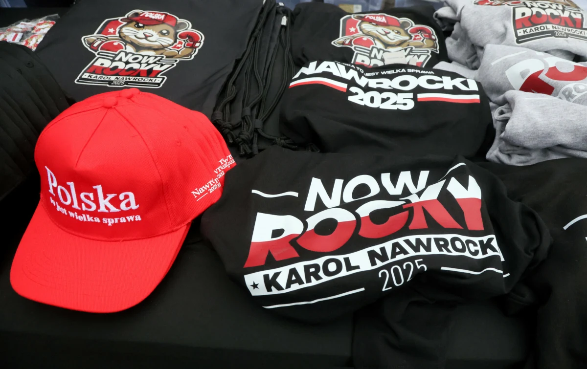 Do Komendy Miejskiej Policji w Gdańsku wpłynęło zawiadomienie w sprawie marki "Nowrocky". Ma to związek z używaniem znaku towarowego "R" przez firmę. W ciuchach tej firmy wielokrotnie pokazywał się Karol Nawrocki. 