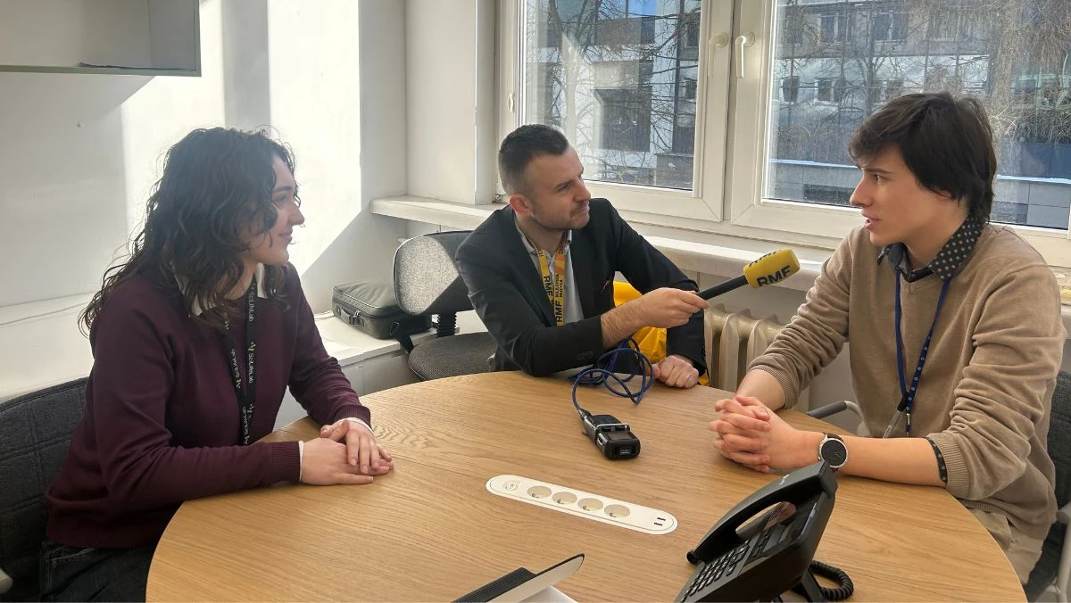 Polscy naukowcy zrobili kolejny krok w kierunku stworzenia leku na rzadką chorobę neurorozwojową. Chodzi o syndrom DYRK1A, występujący u kilkunastu osób w Polsce. Kluczowy element w pracy nad nowym lekiem to arktyczna bakteria. Już jutro młodzi naukowcy organizują specjalną konferencję, dla badaczy, pacjentów i ich bliskich, na temat choroby i perspektywach stworzenia innowacyjnej terapii.