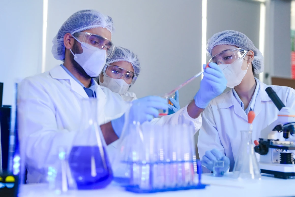 Uniwersalną szczepionkę donosową przeciwko zakażeniom wirusowym układu oddechowego testują na zwierzętach specjaliści ze Stanford University. Preparat w sprayu ma chronić przed grypą, Covid-19, przeziębieniem, infekcjami bakteryjnymi i nie tylko. Informują o tym na łamach najnowszego wydania "Science".