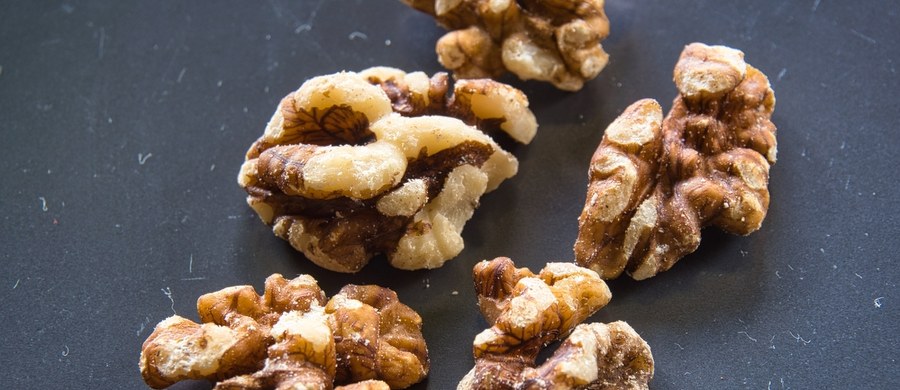 Nie należy spożywać orzechów włoskich, w których stwierdzono przekroczenie najwyższego dopuszczalnego poziomu pozostałości związku chemicznego o silnym działaniu owadobójczym. Stosowanie środków ochrony roślin zawierających w składzie tetrametrynę jest na terenie Unii Europejskiej nielegalne.