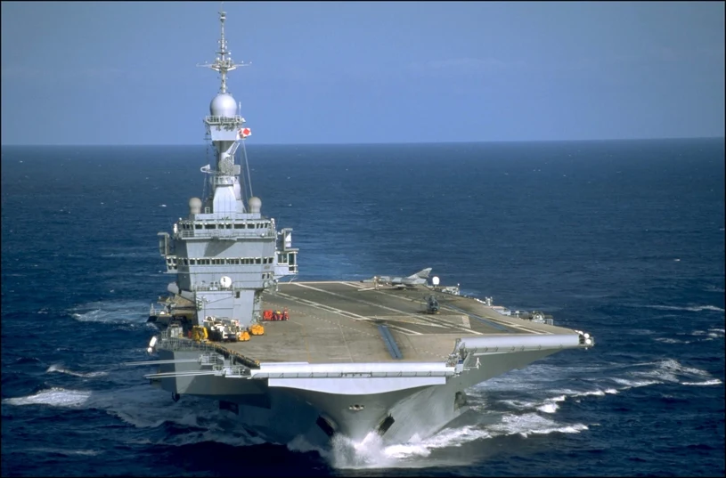 Francuski lotniskowiec na Atlantyku. Towarzyszy mu grupa okrętów